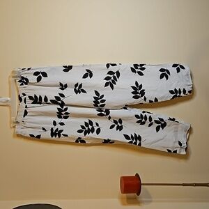 Monroe & Main wide let pants, white with black leaf design size Medium